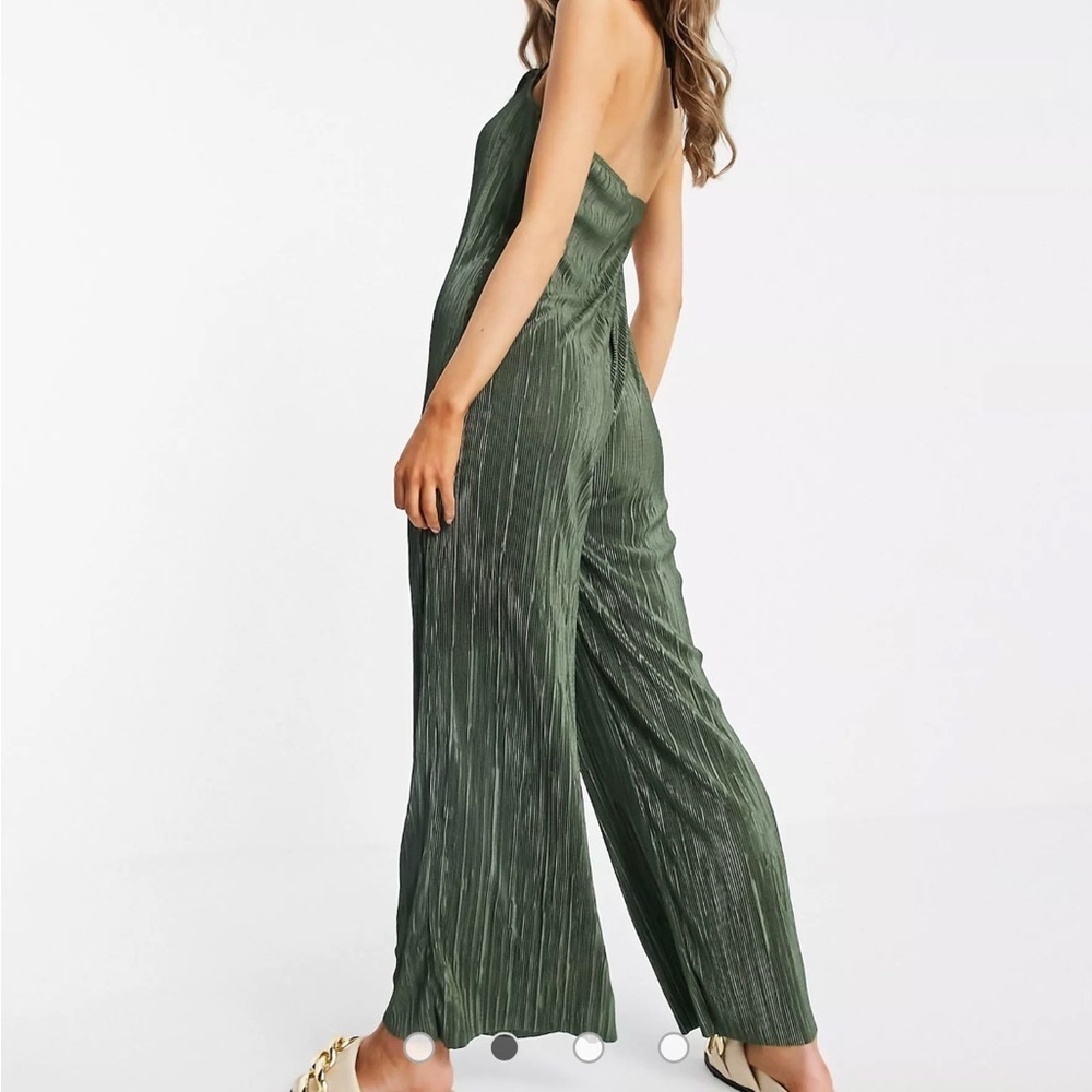 ASOS DESIGN wide leg beach plisse jumpsuit in khaki - Picture 2 of 4